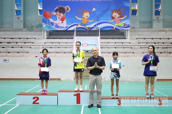 Đại diện Ban tổ chức trao giải cho các VĐV xuất sắc nhất môn bóng bàn nội dung đơn nữ nhóm 1