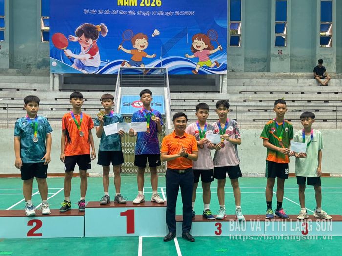 Đại diện Ban tổ chức trao giải cho các VĐV xuất sắc nhất môn cầu lông nội dung đôi nam nhóm 2
