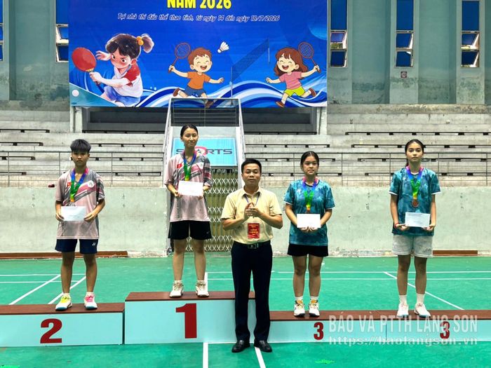 Đại diện Ban tổ chức trao giải cho các VĐV xuất sắc nhất môn cầu lông nội dung đơn nữ nhóm 3