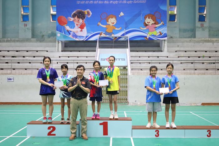 Đại diện Ban tổ chức trao giải cho các VĐV xuất sắc nhất môn bóng bàn nội dung đôi nữ nhóm 1