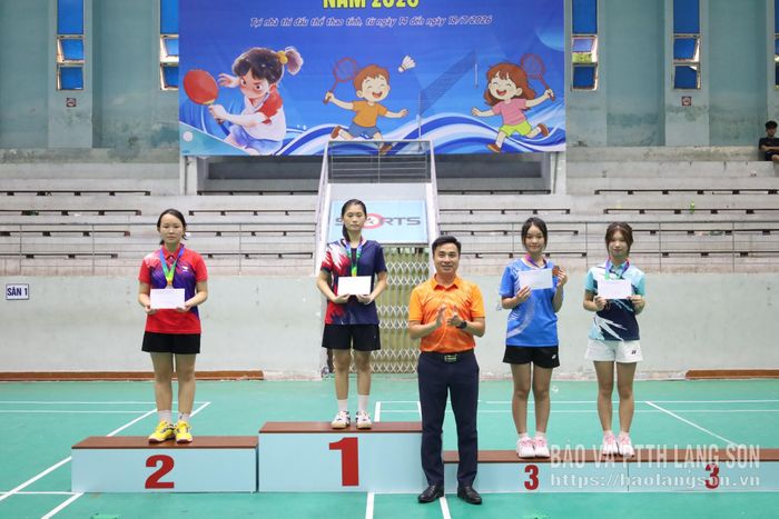 Đại diện Ban tổ chức trao giải cho các VĐV xuất sắc nhất môn bóng bàn nội dung đơn nữ nhóm 3