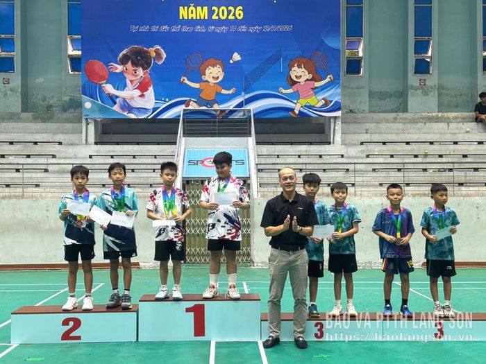 Đại diện Ban tổ chức trao giải cho các VĐV xuất sắc nhất môn cầu lông nội dung đôi nam nhóm 1