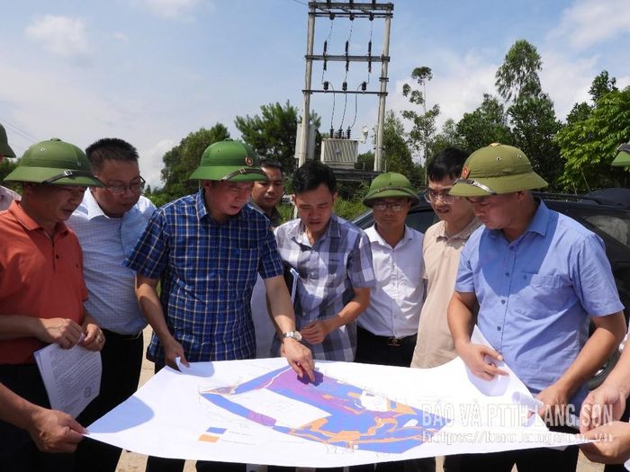Đồng chí Đinh Hữu Học, Ủy viên Ban Thường vụ Tỉnh ủy, Phó Chủ tịch Thường trực UBND tỉnh kiểm tra hiện trạng công tác giải phóng mặt bằng cụm công nghiệp Na Dương 1 trên bản đồ sử dụng đất