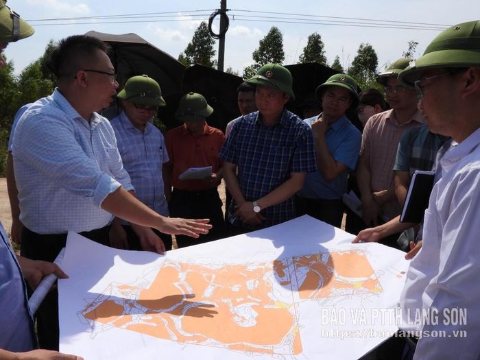 Đại diện nhà đầu tư cụm công nghiệp Na Dương 2, báo cáo với đồng chí Phó Chủ tịch Thường trực UBND tỉnh những vướng mắc trong triển khai dự án