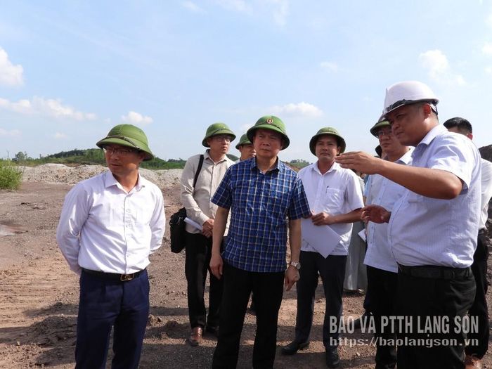 Nhà đầu tư dự án xây dựng hạ tầng kỹ thuật, hạ tầng xã hội, khu tái định cư và dân cư xã Hữu Khánh báo cáo với đồng chí Phó Chủ tịch Thường trực UBND tỉnh tình hình thi công dự án