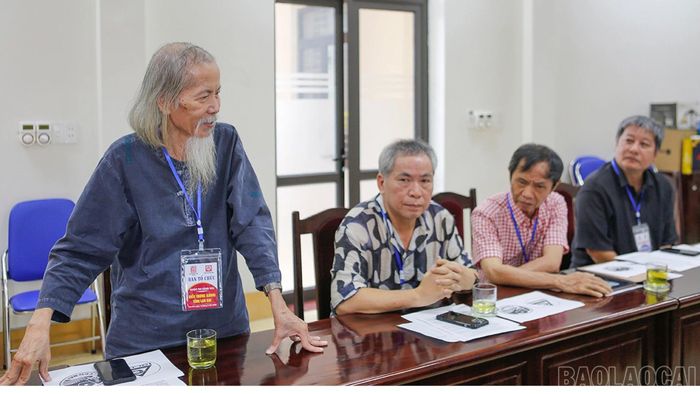Họa sĩ Lương Xuân Đoàn - Chủ tịch Hội Mỹ thuật Việt Nam, Trưởng Ban Giám khảo phát biểu tại buổi chấm sơ khảo.