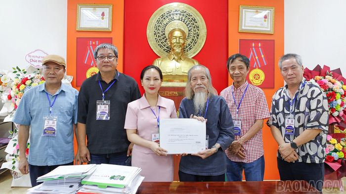  Nhà văn Nguyễn Thị Ngọc Yến - Chủ tịch Hội Liên hiệp VHNT tỉnh, Phó Trưởng Ban Tổ chức trao các tác phẩm tham dự cuộc thi cho hội đồng giám khảo. 