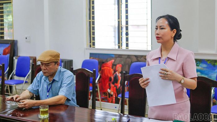 Nhà văn Nguyễn Thị Ngọc Yến - Chủ tịch Hội Liên hiệp VHNT tỉnh, Phó Trưởng Ban Tổ chức phát biểu thông qua quy chế chấm biểu trưng (logo).