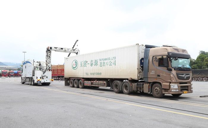 Hệ thống soi chiếu phương tiện hiện đại giúp rút ngắn thời gian kiểm tra, nâng cao năng lực thông quan tại cửa khẩu Kim Thành.