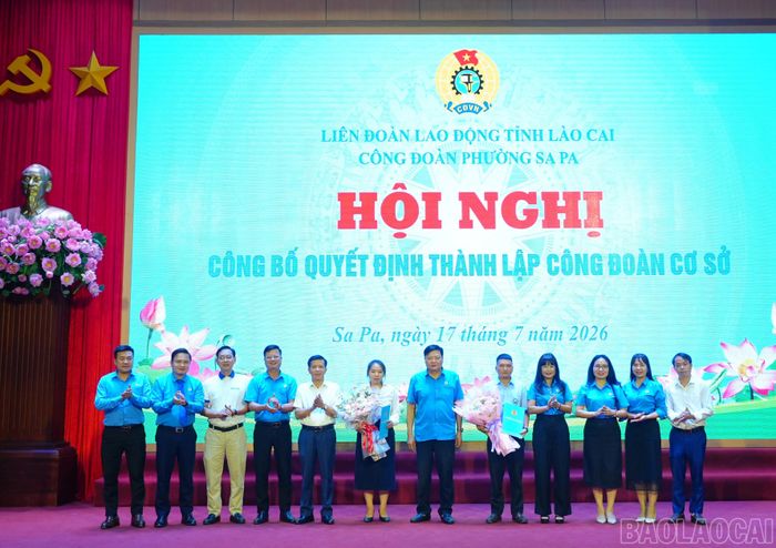 Công bố quyết định thành lập 2 công đoàn cơ sở mới.