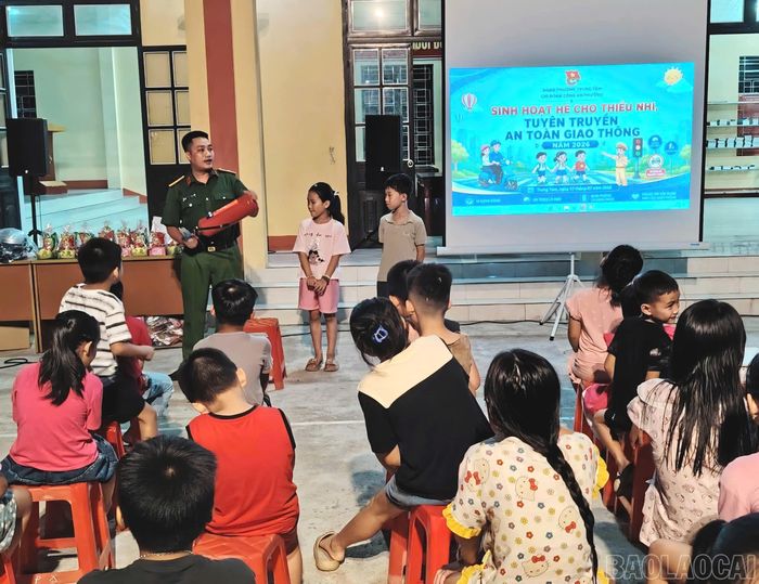 Công an phường Trung Tâm tuyên truyền, hướng dẫn kỹ năng phòng cháy, chữa cháy và cứu nạn, cứu hộ; thực hành sử dụng bình chữa cháy xách tay, kỹ năng xử lý ban đầu và thoát nạn an toàn khi xảy ra cháy; đồng thời tuyên truyền các biện pháp phòng, chống tai nạn đuối nước trong dịp nghỉ hè.