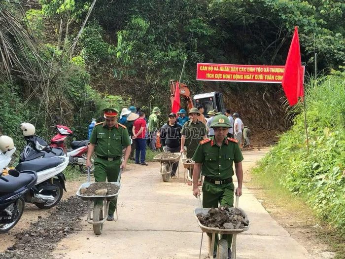 Cán bộ, đảng viên tham gia "Ngày thứ 7 cùng dân" tại xã Thượng Bằng Là