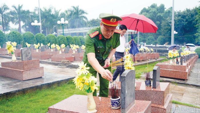 Các đại biểu dâng hương tại các điểm đến.