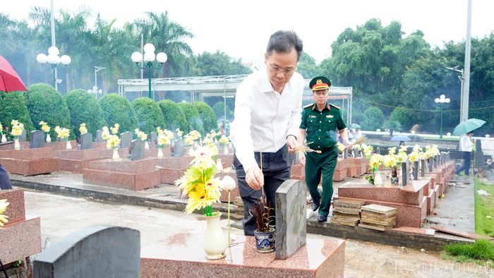 Đồng chí Nguyễn Thành Sinh - Phó Chủ tịch UBND tỉnh dâng hương các phần mộ liệt sĩ.
