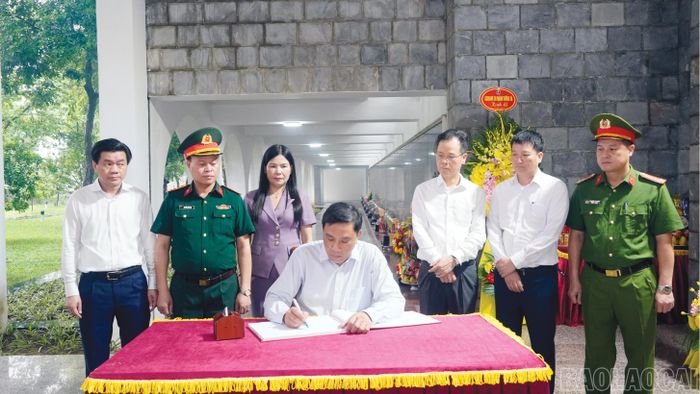 Phó Bí thư Thường trực Tỉnh ủy Hoàng Giang ghi sổ truyền thống tri ân các anh hùng liệt sĩ.
