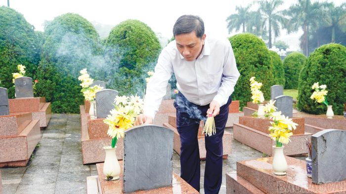 Đồng chí Hoàng Giang - Phó Bí thư Thường trực Tỉnh ủy, Chủ tịch HĐND tỉnh thắp hương các phần mộ liệt sĩ.
