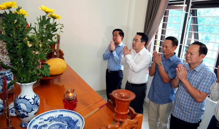 Đồng chí Chủ tịch UBND tỉnh và đoàn công tác thắp hương tưởng nhớ liệt sĩ Nguyễn Văn Kính.