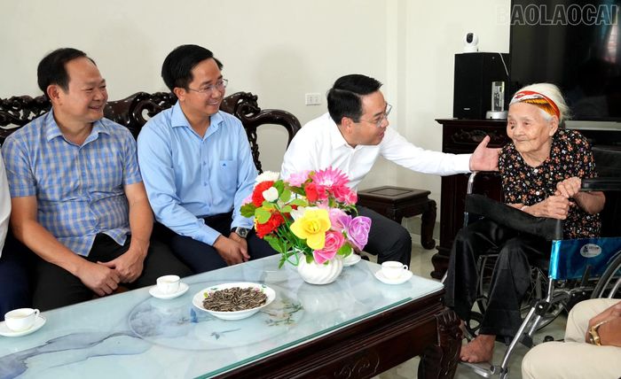 Chủ tịch UBND tỉnh Nguyễn Tuấn Anh ân cần thăm hỏi sức khỏe bà Phạm Thị Điều, mẹ liệt sĩ.