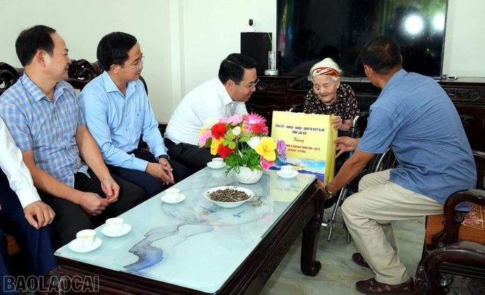 Chủ tịch UBND tỉnh Nguyễn Tuấn Anh tặng quà bà Phạm Thị Điều, mẹ liệt sỹ.