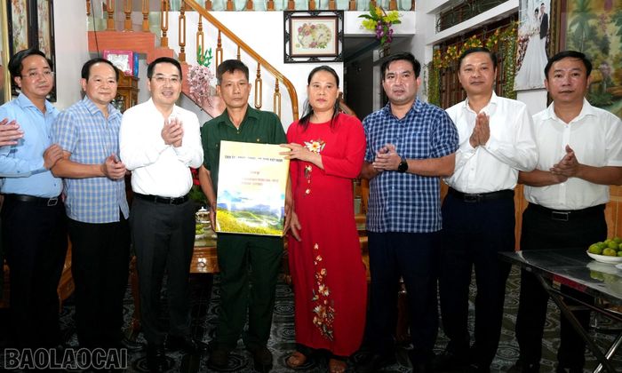 Chủ tịch UBND tỉnh Nguyễn Tuấn Anh và Đoàn công tác tặng quà thương binh Trần Văn Long.