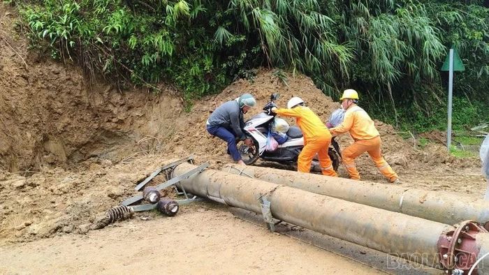 Cùng với hoạt động khắc phục vụ cố lưới điện cán bộ, nhân viên Điện lực Nghĩa Lộ cũng trực tiếp hỗ trợ người dân vượt qua khu vực sạt lở, góp phần bảo đảm an toàn giao thông.