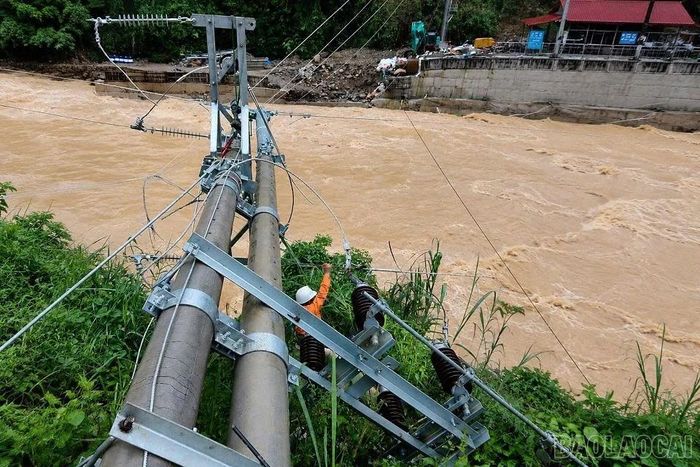 Lực lượng Điện lực Nghĩa Lộ khẩn trương tiếp cận hiện trường, đánh giá mức độ thiệt hại trong điều kiện nước lũ dâng cao và dòng chảy xiết.