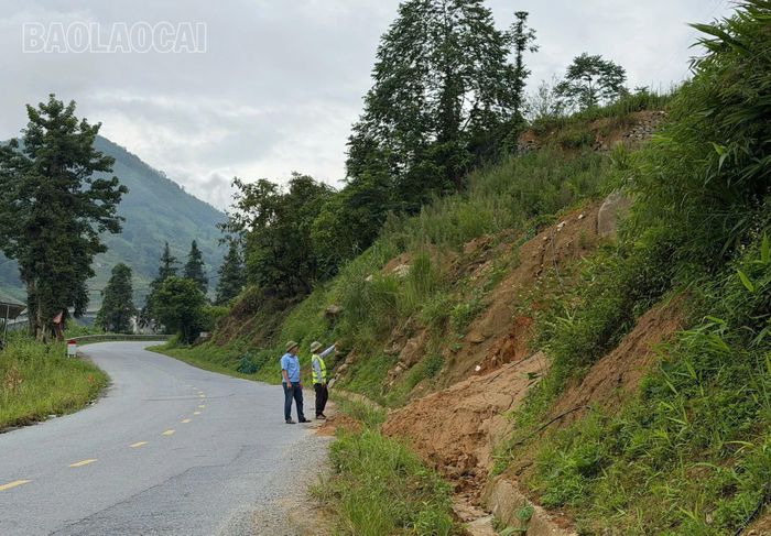 Ông Lê Quang Tuyến (trái), Cán bộ tuần kiểm thuộc Ban Quản lý bảo trì đường bộ Lào Cai và ông Chử Mạnh Hùng - Hạt trưởng Hạt quản lý đường bộ 2, Công ty CP Đường bộ Lào Cai kiểm tra các điểm sạt lở trên tuyến Quốc lộ 4D, đoạn phường Lào Cai đi Khu Du lịch Quốc gia Sa Pa.