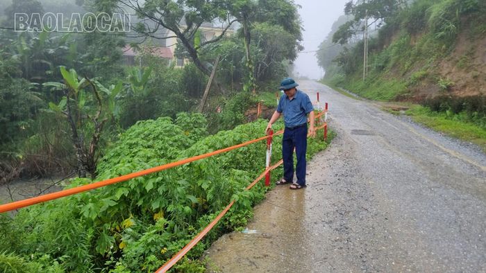 Căng dây cảnh báo ở những vị trí sạt lở.