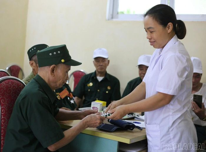 Chị Nguyễn Thúy Yến, nhân viên y tế Phòng Điều dưỡng cơ sở 1, Trung tâm Dịch vụ tổng hợp Nội vụ tỉnh thăm khám và nhắc lịch dùng thuốc cho người có công đang điều dưỡng tại Trung tâm.