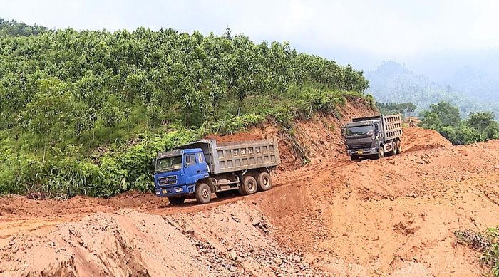 Tranh thủ thời tiết nắng ráo, chủ đầu tư và nhà thầu tập trung nhân lực máy thiết bị để đào đắp nền đường.
