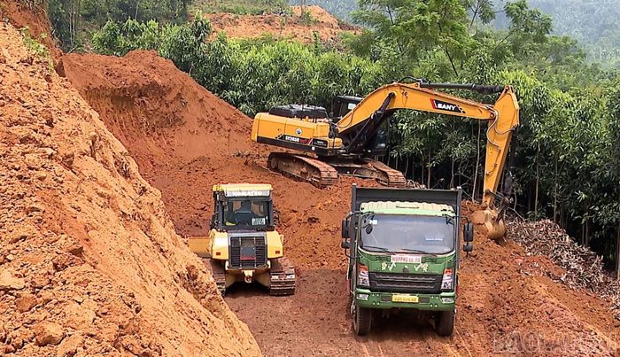 Tuyến đường đi qua địa hình đồi núi cao, độ dốc lớn nên gặp nhiều khó khăn trong thi công.