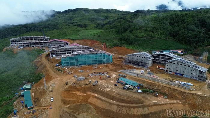 Các khối nhà tại Trường Phổ thông dân tộc nội trú Tiểu học và THCS Y Tý đã hiện hữu.