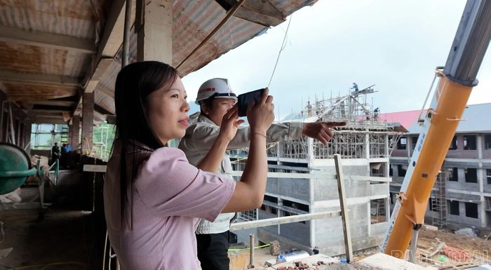 Cô giáo Giàng Thủy xúc động ngắm ngôi trường mới mà mình sẽ gắn bó trong thời gian tới.