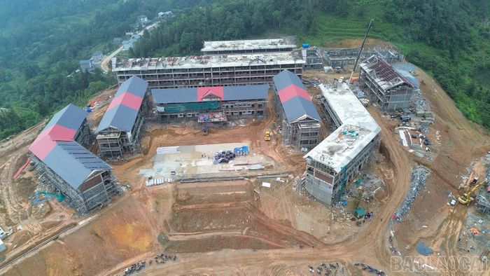 Trường Phổ thông dân tộc nội trú Tiểu học và THCS Pha Long đang gấp rút thi công.