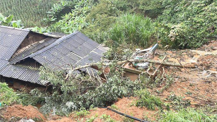 Nhiều nhà dân ở xã Lao Chải bị đất đá vùi lấp.
