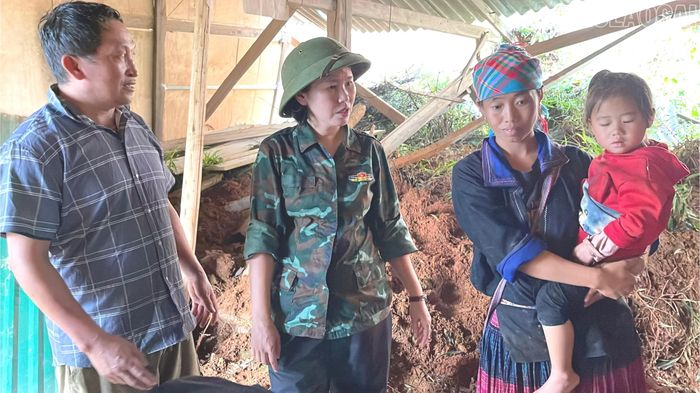 Bí thư Đảng ủy xã Lao Chải (đứng giữa) hỏi thăm gia đình chị Giàng Thị Mê ở thôn Lao Chải bị thiệt hại về nhà ở.