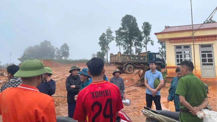 Lãnh đạo xã Lao Chải phân công, chỉ đạo các lực lượng xuống khắc phục hậu quả mưa lũ.