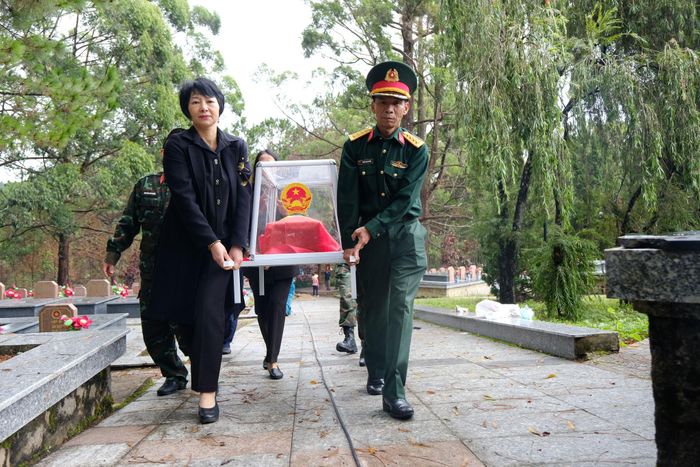 Đồng chí Phạm Thị Phúc, Phó Bí thư Tỉnh ủy, Chủ tịch Ủy ban MTTQ Việt Nam tỉnh và Đại tá Nguyễn Thanh Quảng, Phó Chính ủy Bộ Chỉ huy Quân sự tỉnh, Phó Trưởng Ban Chỉ đạo 515 tỉnh thành kính đưa hài cốt các liệt sĩ tới khu vực lấy mẫu