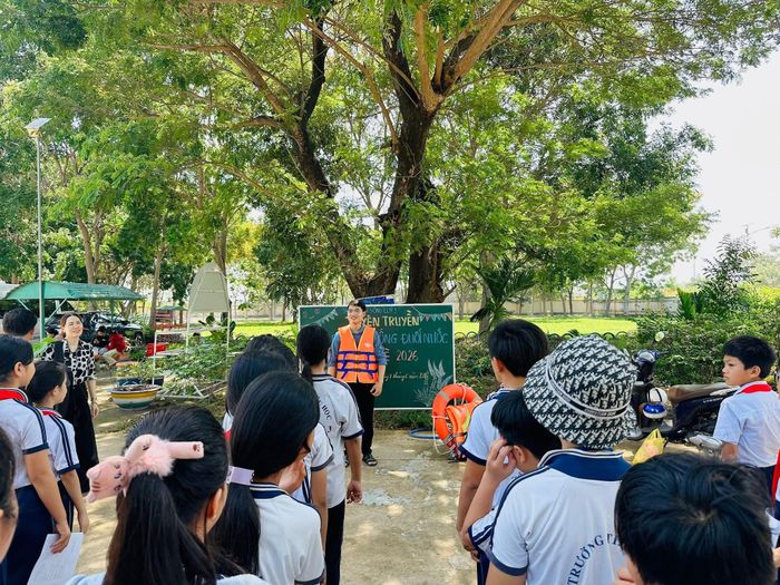 Hội đồng Đội xã Sông Lũy phối hợp với các liên đội trường học tổ chức tuyên truyền phòng, chống đuối nước cho học sinh