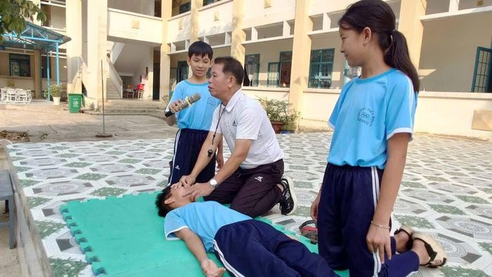 Trang bị kỹ năng phòng, chống đuối nước cho học sinh