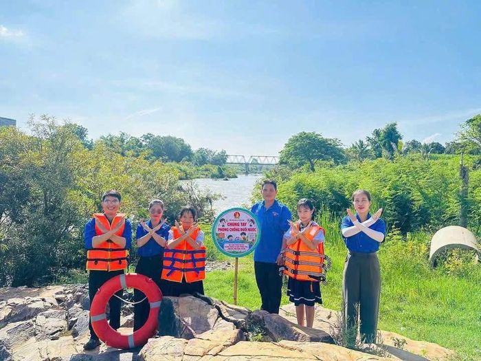 Những chiếc lốp xe cũ sau khi được sơn sửa trở thành biển cảnh báo phòng, chống đuối nước.