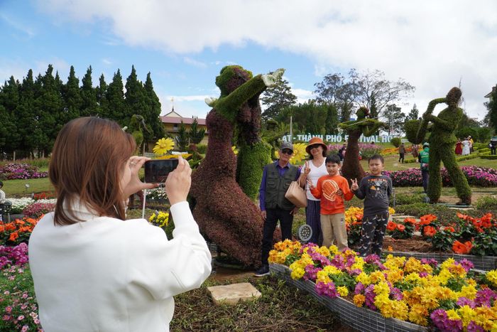 Festival Hoa Đà Lạt không chỉ là ngày hội của người dân địa phương mà còn trở thành điểm hẹn văn hóa - du lịch hấp dẫn đối với du khách