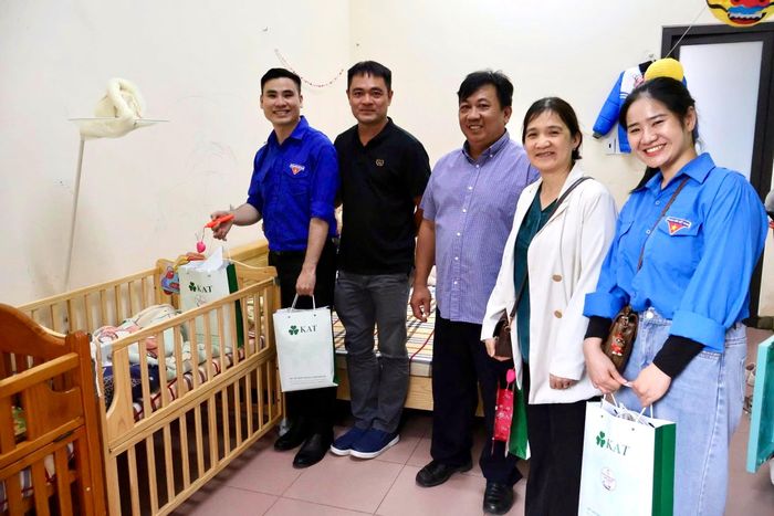 Thăm tặng quà cho trẻ sơ sinh bị bỏ rơi được nuôi dưỡng tại Trung tâm Bảo trợ xã hội tỉnh Lâm Đồng