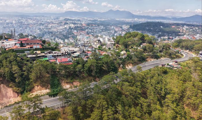 Một góc đô thị Đà Lạt nhìn từ đèo Prenn