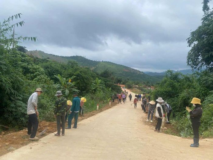 Cư dân Tân Hợp bắt tay dọn dẹp con đường mới, chuẩn bị trồng hoa và cây xanh làm đẹp