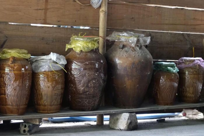 Ghè rượu được ủ cẩn thận để tạo nên hương men đặc trưng của núi rừng