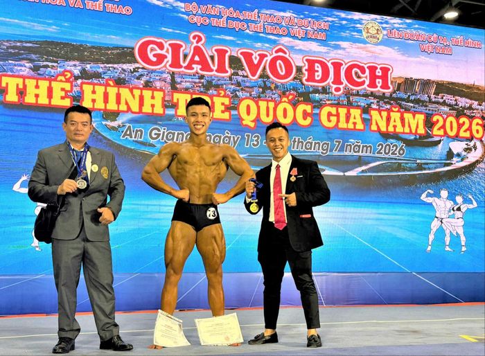 VĐV Trần Nhất Duy cùng HLV Phù Tường Linh (bên trái) tại giải