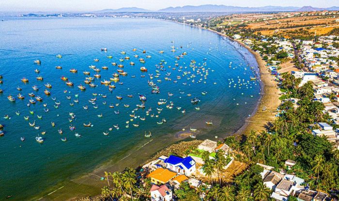 Toàn cảnh làng chài Mũi Né (Ảnh: Lê Văn Liễu)