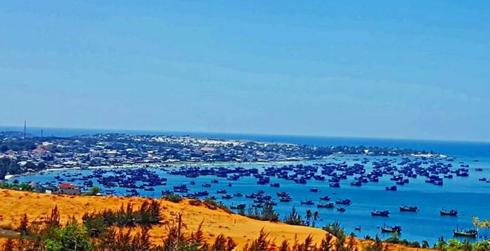 Một góc nhìn xuống làng chài Mũi Né từ đồi cát đối diện (Ảnh: Phương Nam)