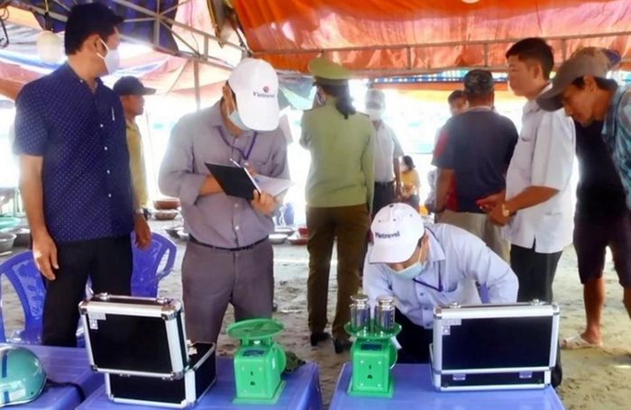 Lực lượng chức năng kiểm tra cân tại làng chài Mũi Né năm 2021 (Ảnh tư liệu)